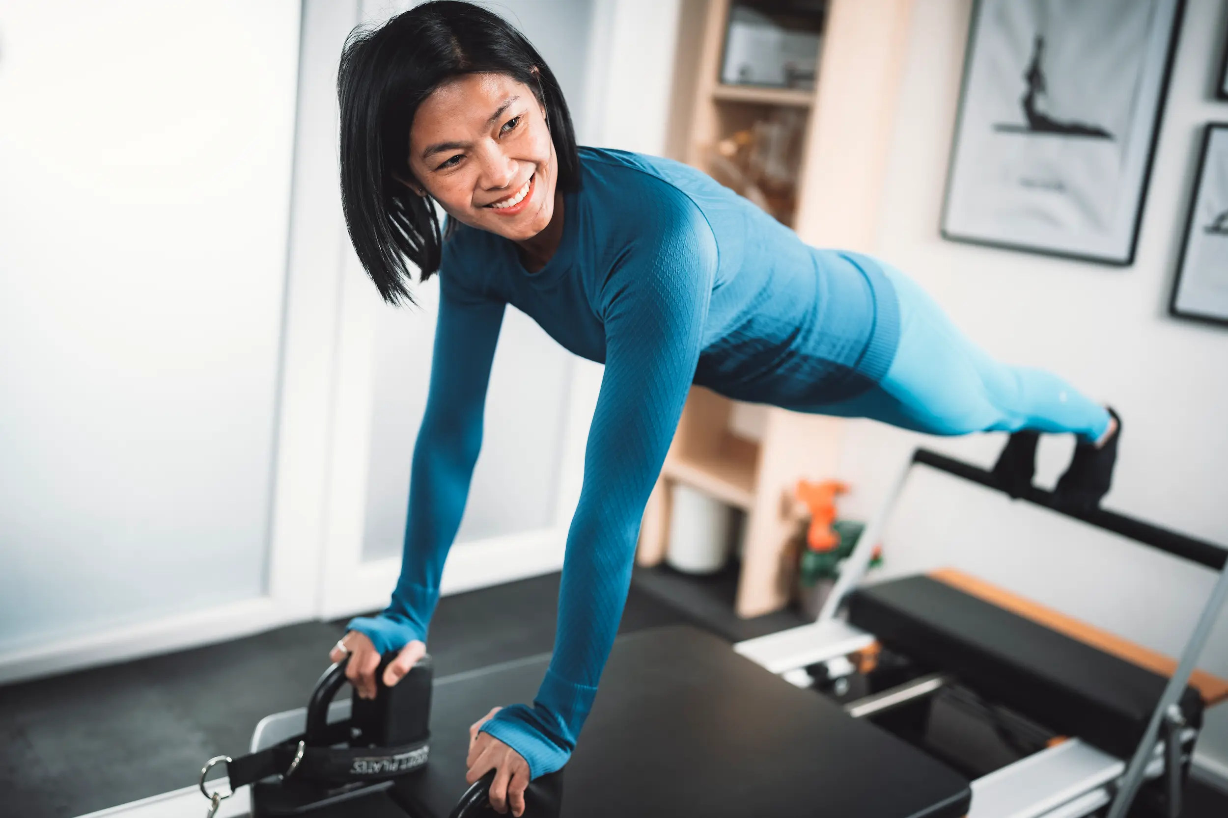 Naphat, zertifizierte Pilates-Trainerin am Achensee, beim Reformer-Training